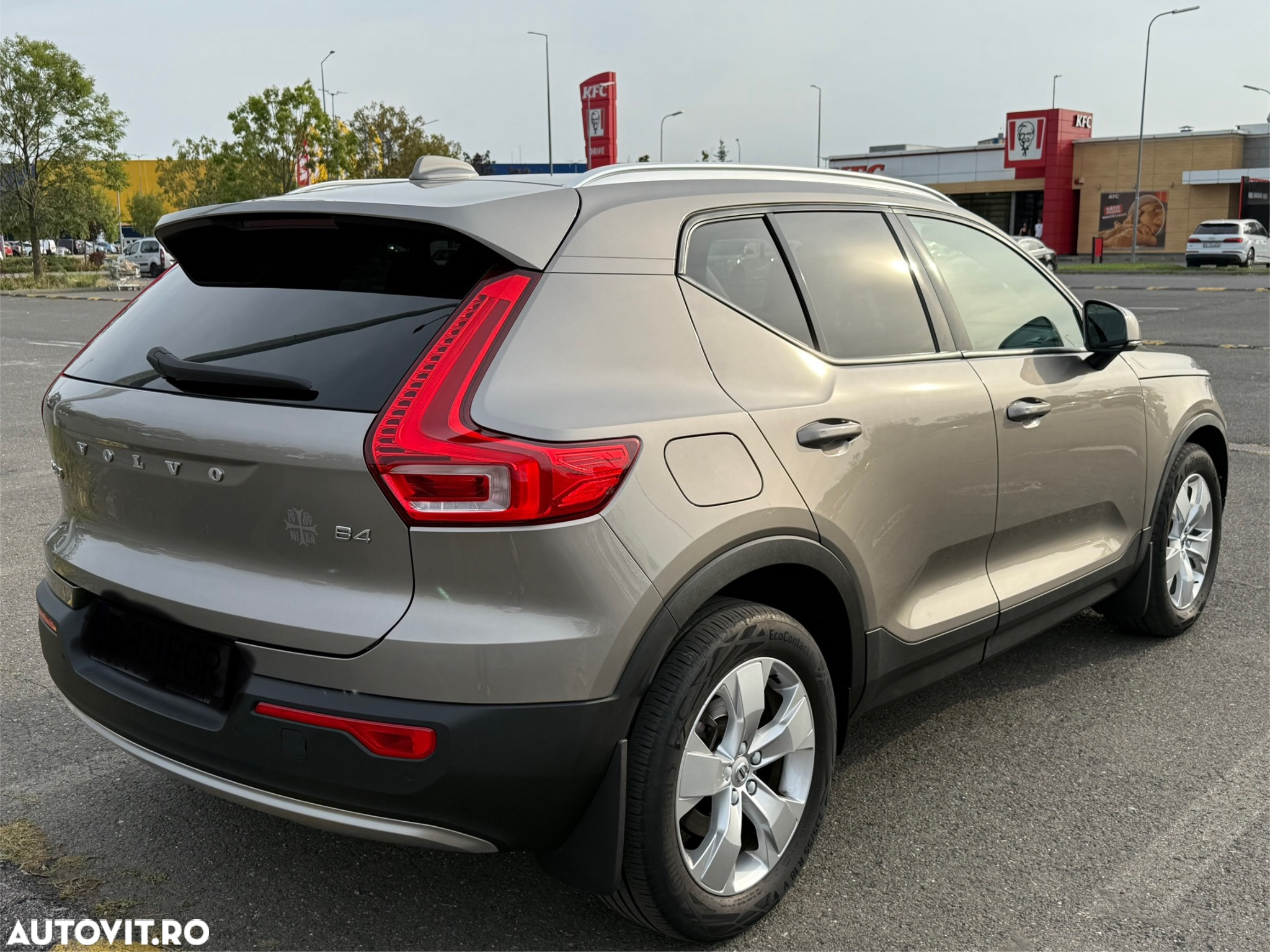 Volvo XC 40 B4 AT8 AWD Mild Hybrid Momentum Pro - 4