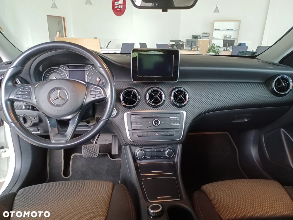 Mercedes-Benz GLA 200 7G-DCT - 10