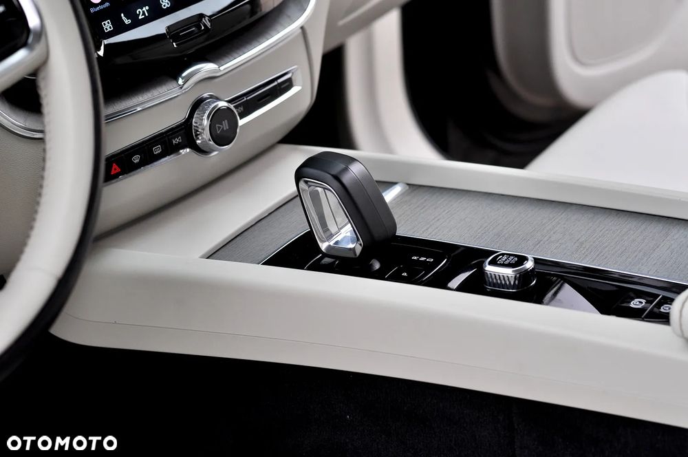 Volvo XC 60 B4 D AWD Plus Dark - 30