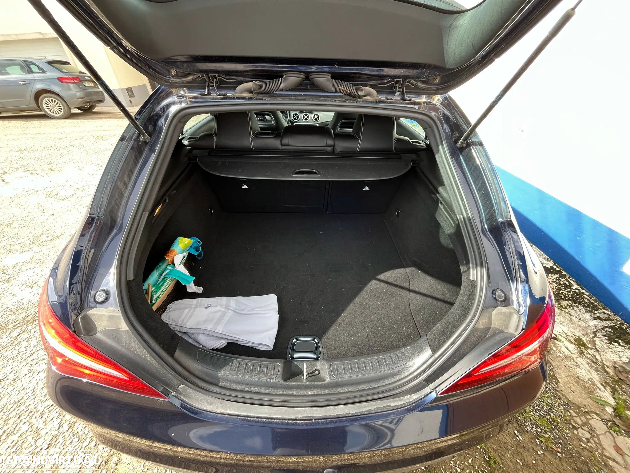 Mercedes-Benz CLA 180 d Shooting Brake - 11