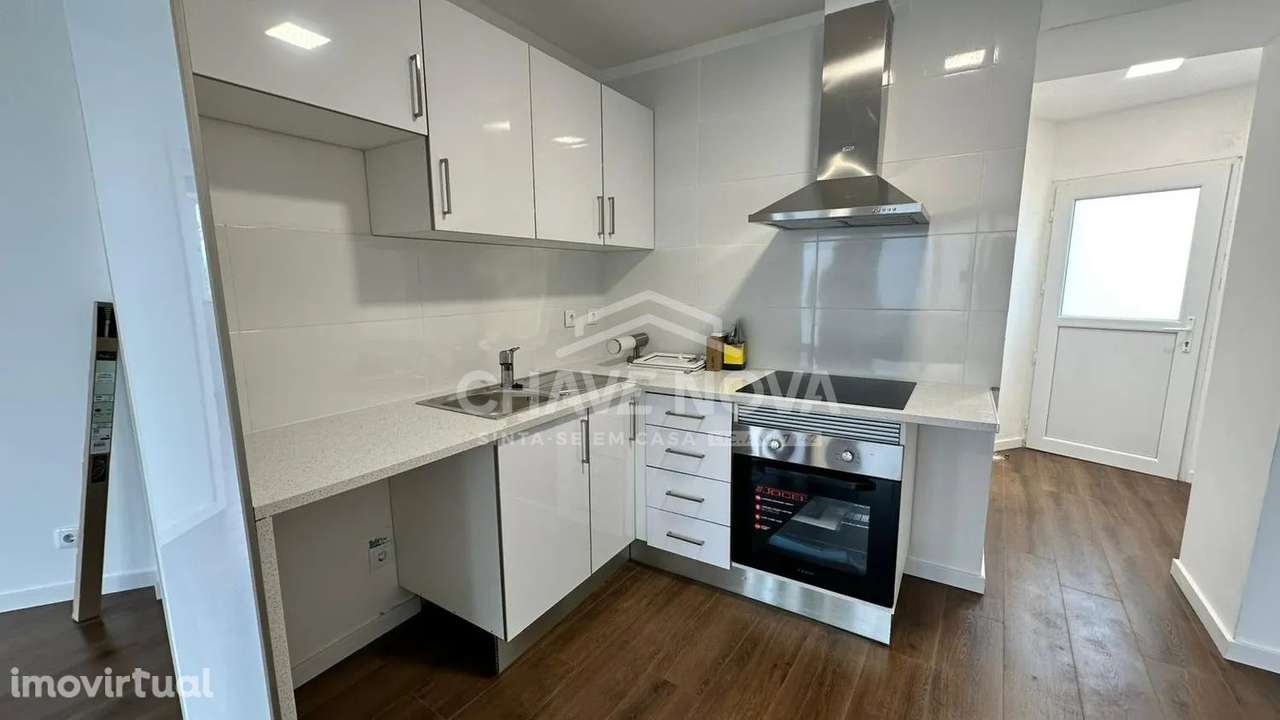 Apartamento T3 tipo Andar Moradia com Lugar de Estacionamento em Grijó - Grande imagem: 2/16