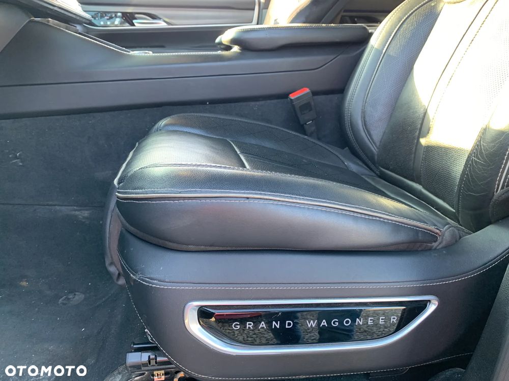 Jeep Grand Wagoneer - 11