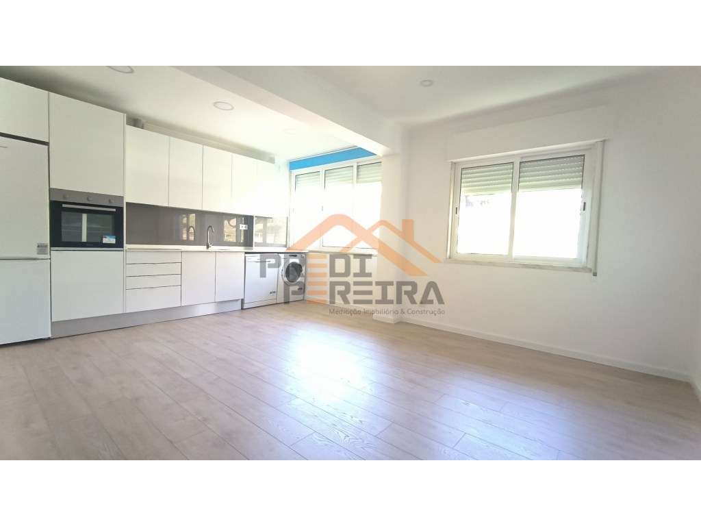 T2+1 em remodelação, com logradouro , situado na Amadora. - Grande imagem: 2/30