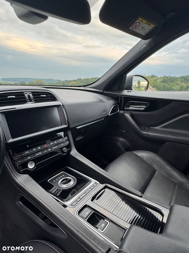 Jaguar F-Pace 2.0 i4D AWD R-Sport - 28