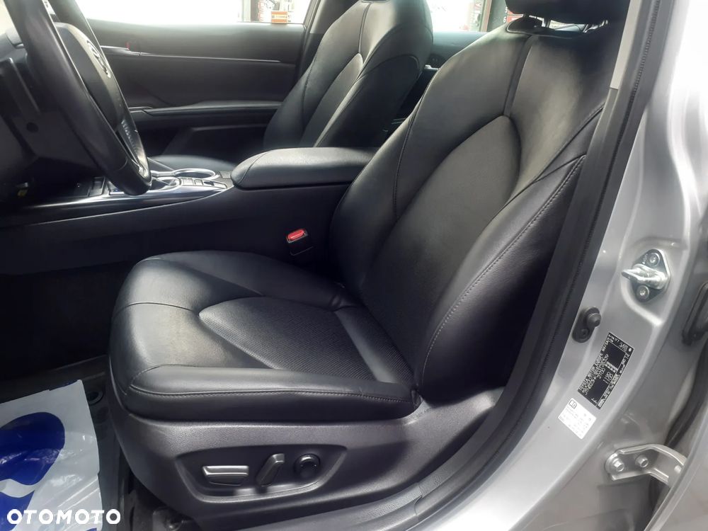 Toyota Camry 2.5 Hybrid Executive CVT - 23