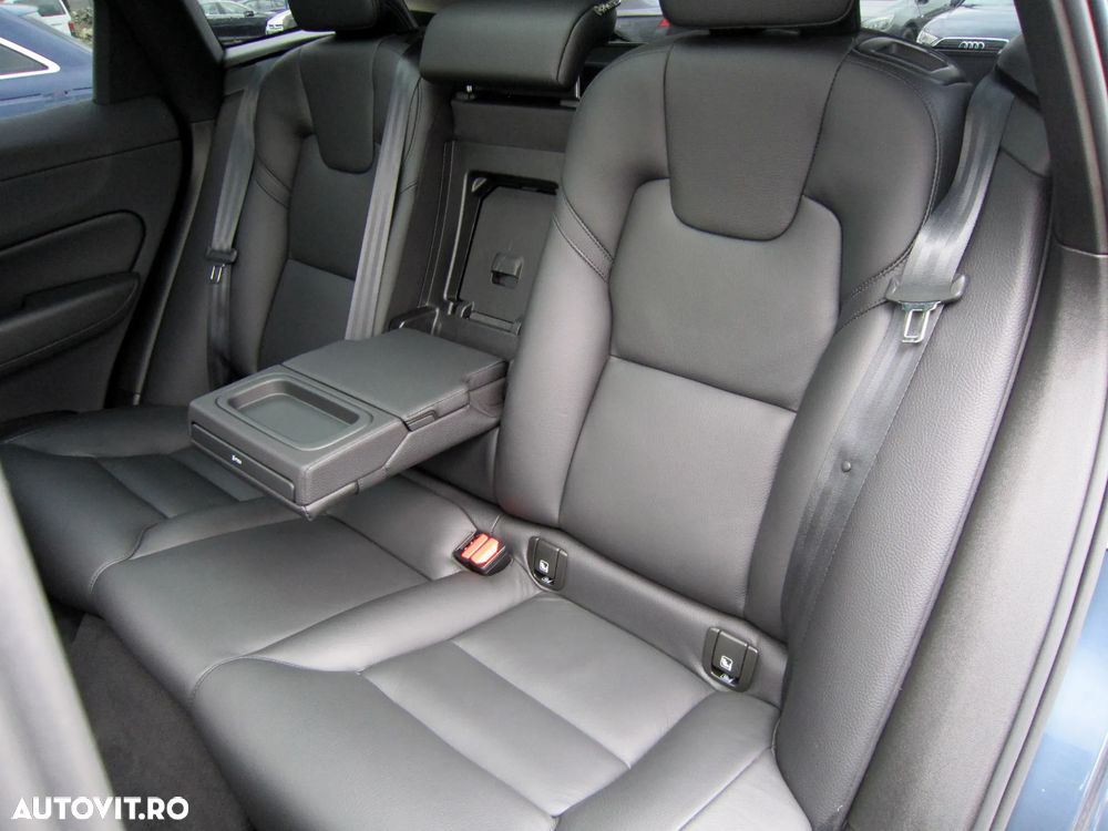 Volvo XC 60 B4 MHEV AT8 FWD Momentum Pro - 8