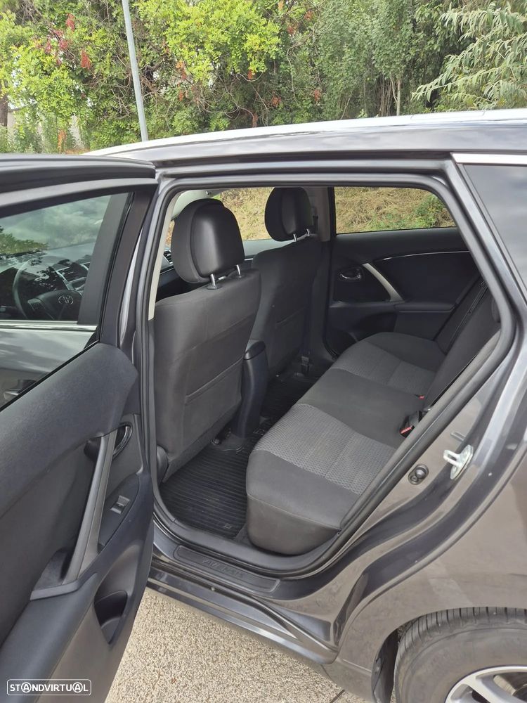 Toyota Avensis SW 2.0 D-4D Luxury - 10