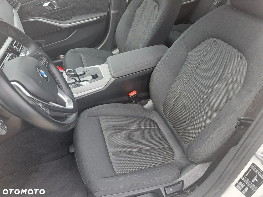 BMW Seria 3 318d mHEV M Sport - 10