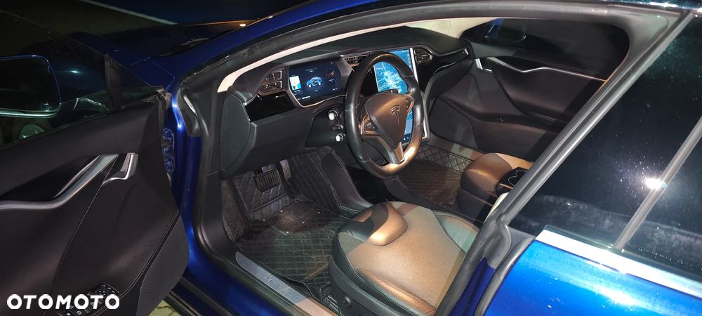 Tesla Model S - 12