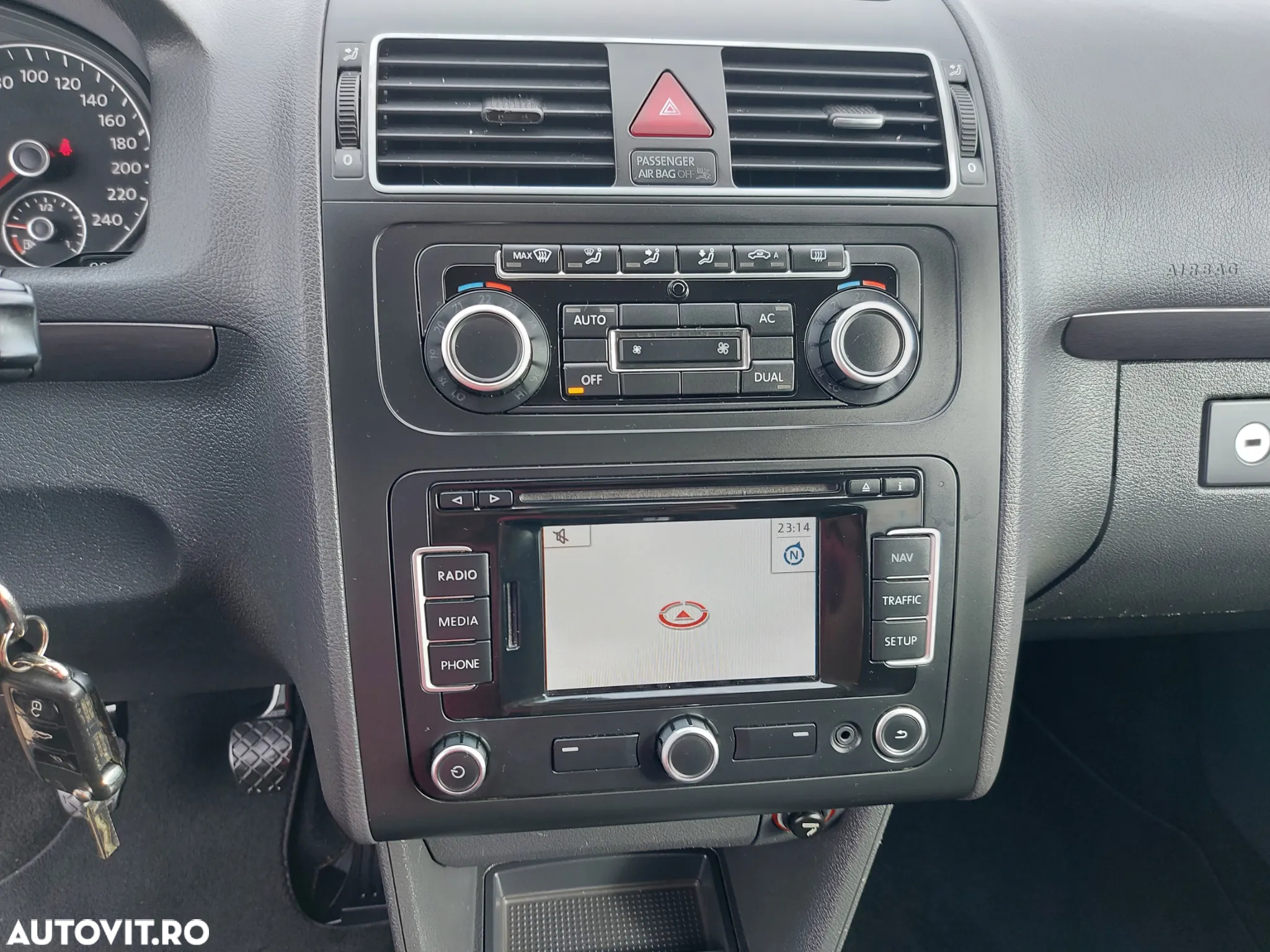 Volkswagen Touran - 12