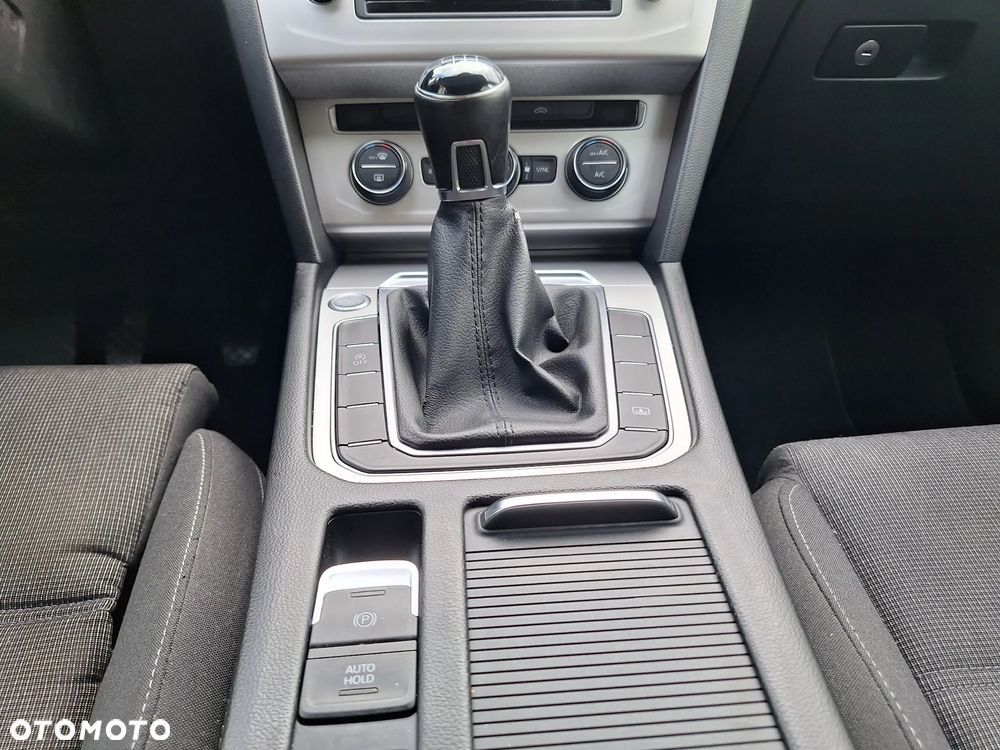 Volkswagen Passat 1.6 TDI BMT Trendline - 17