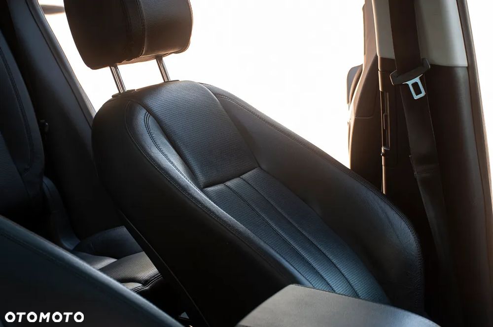 Land Rover Discovery Sport TD4 HSE Luxury - 25