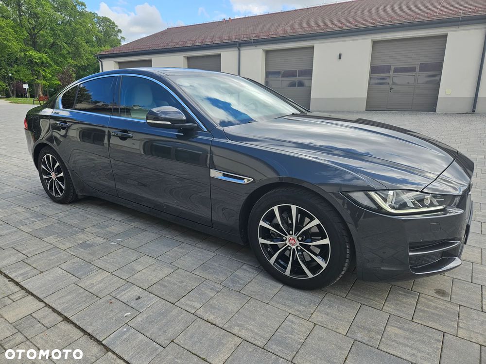 Jaguar XE 2.0 D Portfolio - 11