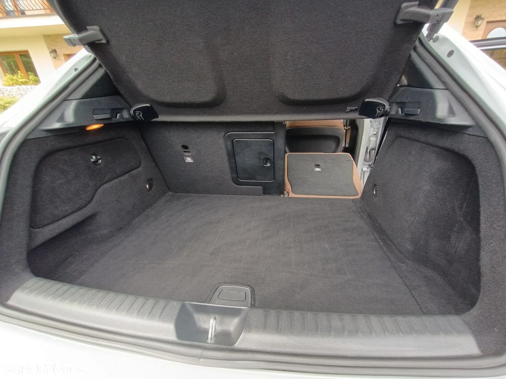 Mercedes-Benz GLA 250 4Matic 7G-DCT - 27