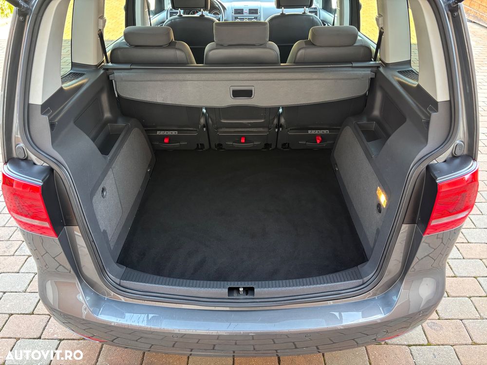 Volkswagen Touran 2.0 TDI DPF BlueMotion Technology DSG Highline - 10