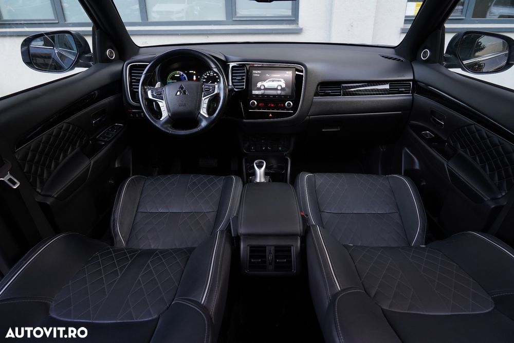 Mitsubishi Outlander ver-2-4-4wd-plug--in-hybrid-top - 5