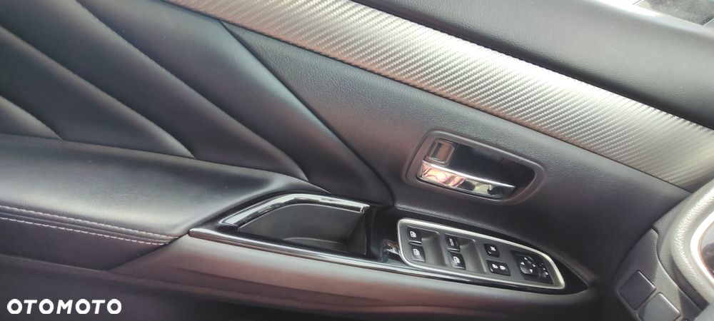 Mitsubishi Outlander 2.0 Invite + 2WD - 19