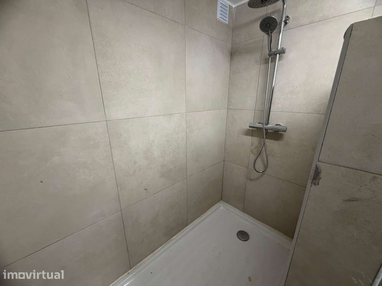 Armazém Totalmente Remodelado na Baixa da Banheira - Grande imagem: 5/15