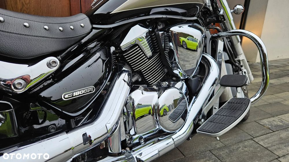 Suzuki Intruder - 10