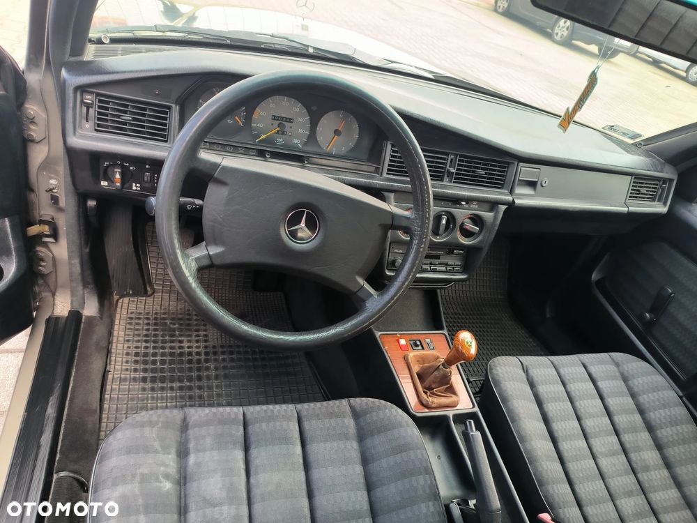 Mercedes-Benz W201 (190) - 12