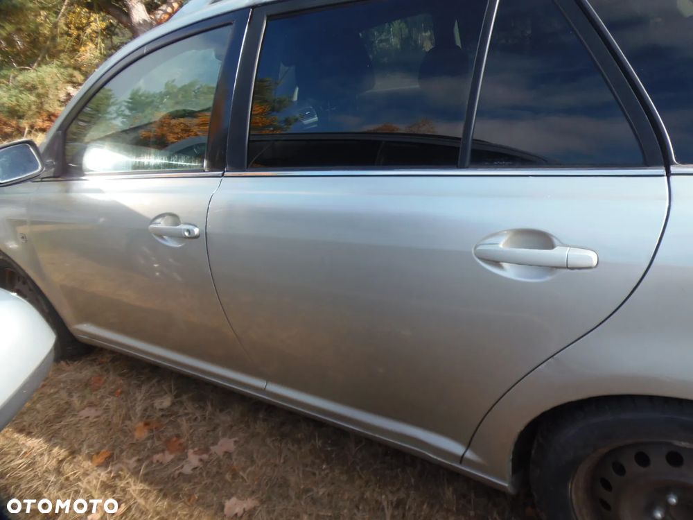 DRZWI LEWY TYŁ TYLNE TOYOTA AVENSIS T25 KOMBI KOD 1C0 - 1