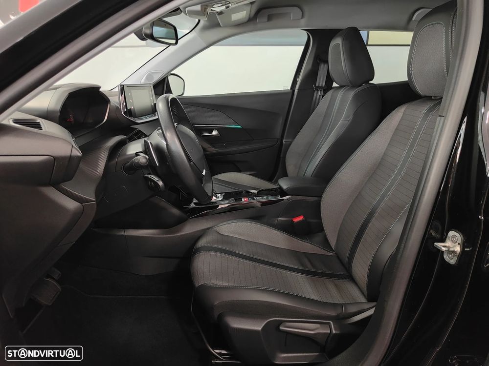 Peugeot 2008 1.2 PureTech Allure EAT8 - 29