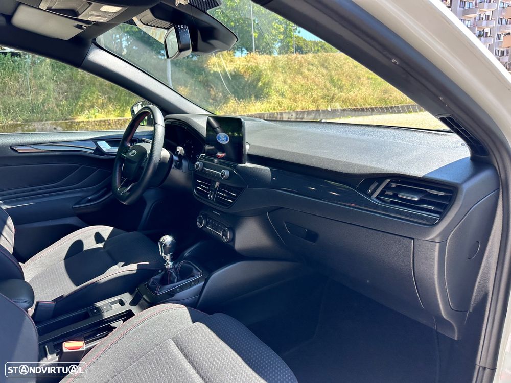 Ford Focus 1.0 EcoBoost S&S ST-LINE - 39