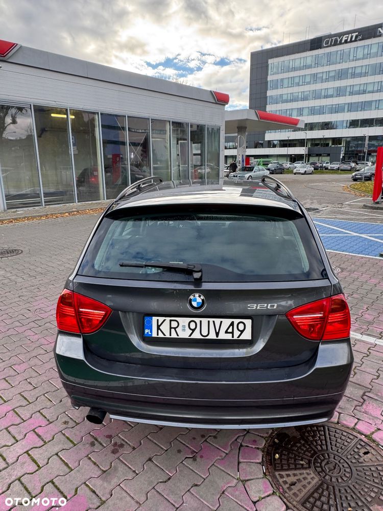 BMW Seria 3 320i Touring - 16