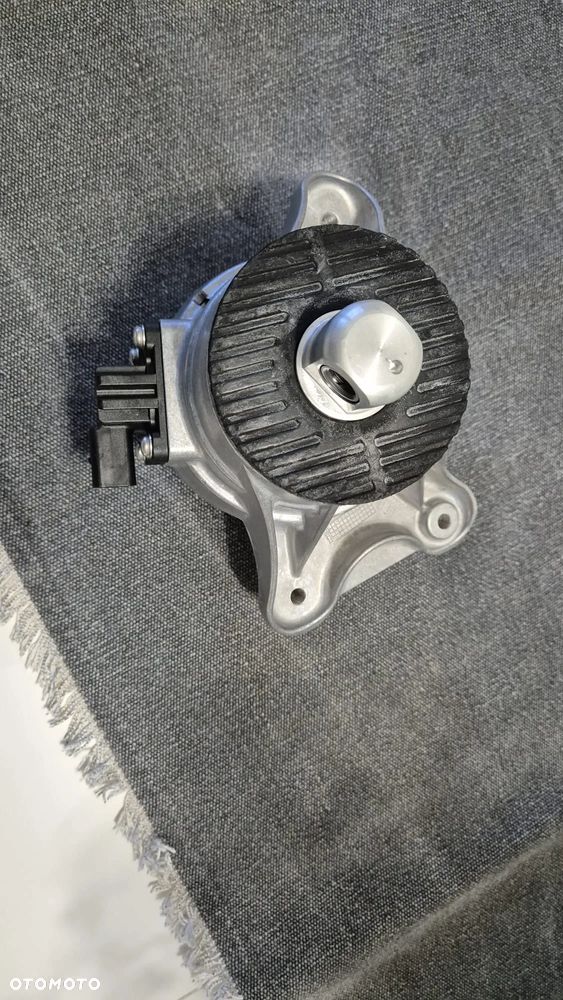Mercedes C 63 AMG Łapa Poduszka silnika A2052409300 - 14