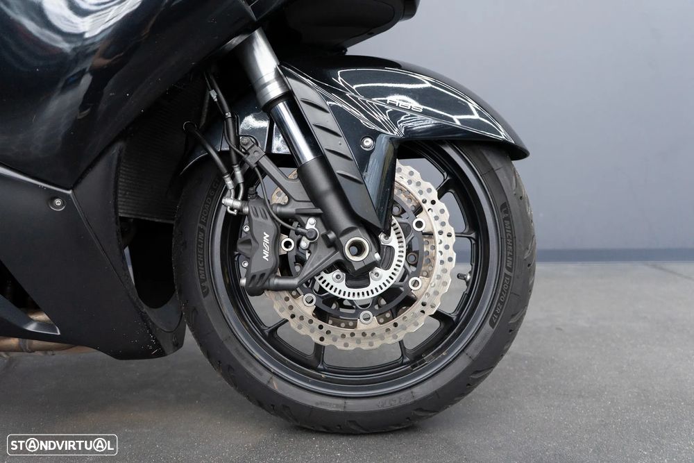 Kawasaki GTR 1400 - 6