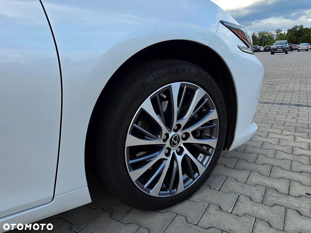 Lexus ES 300h Business Edition + - 9