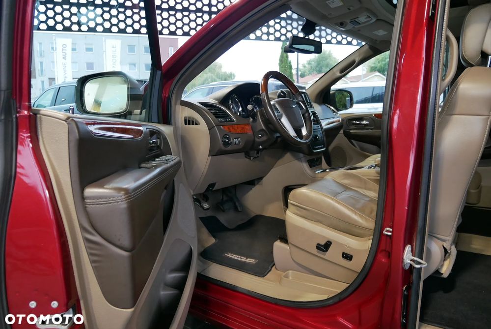 Chrysler Town & Country 3.6 Limited - 8