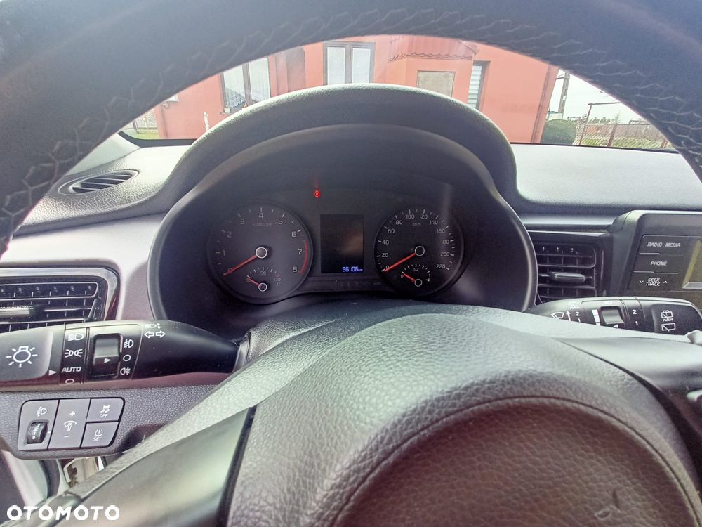Kia Rio 1.4 L - 11