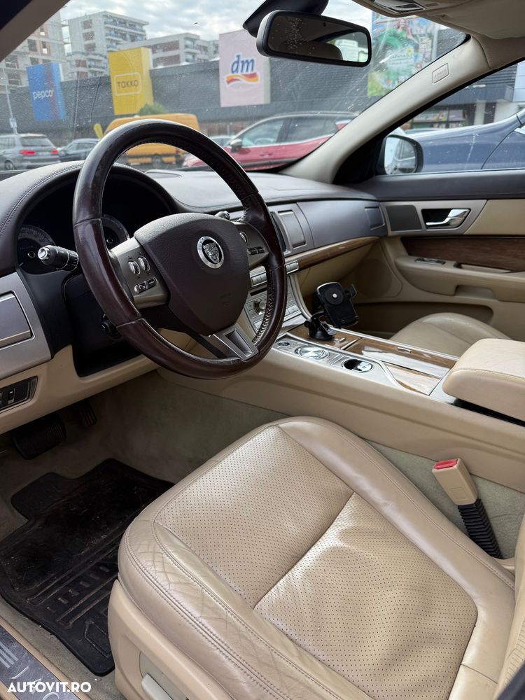 Jaguar XF 4.2 V8 Premium Luxury - 3