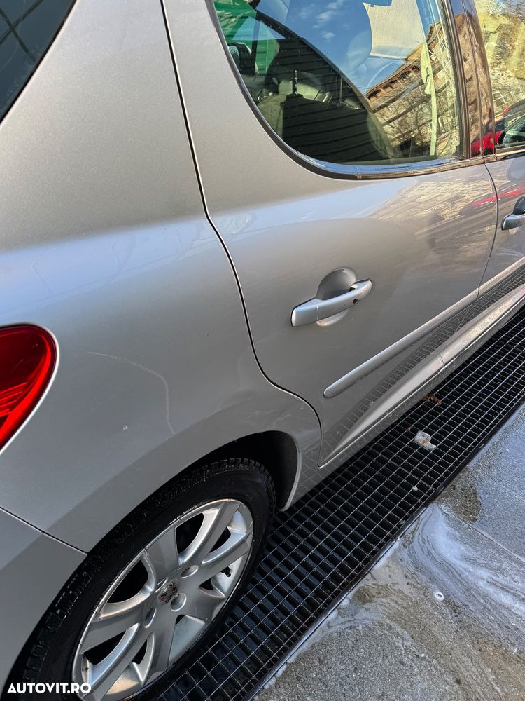 Peugeot 207 - 12