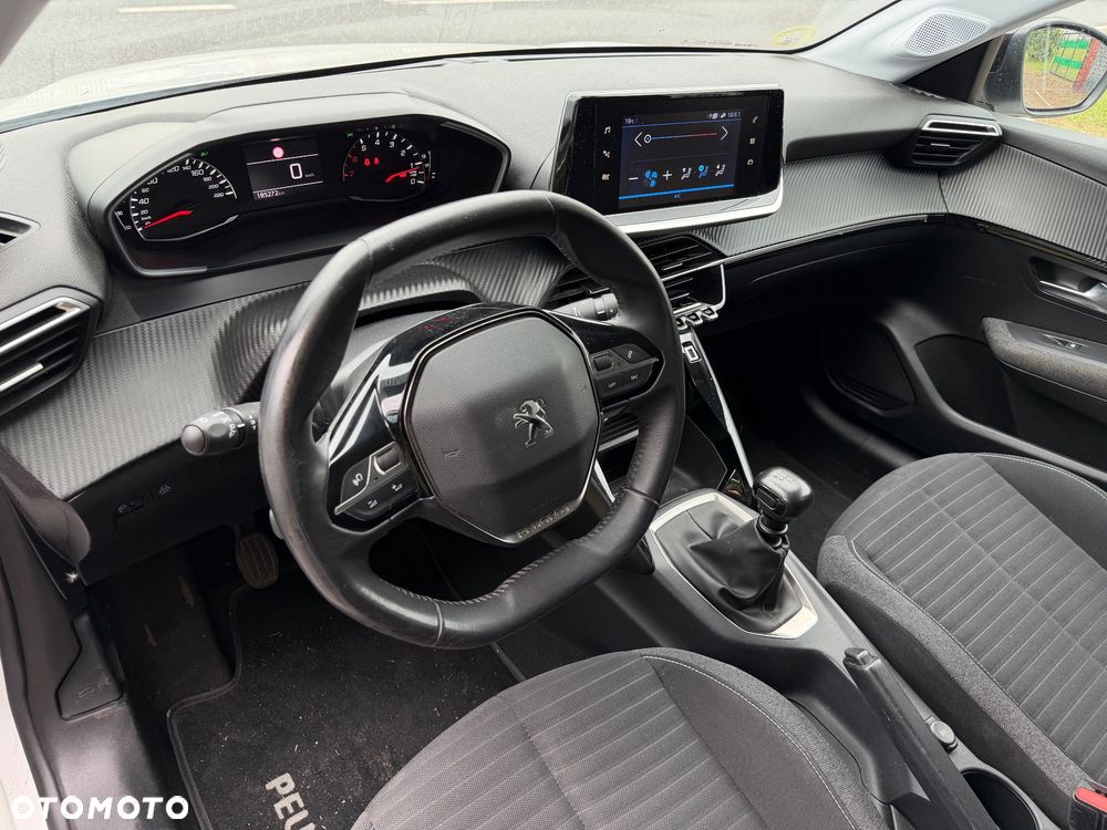 Peugeot 208 - 11