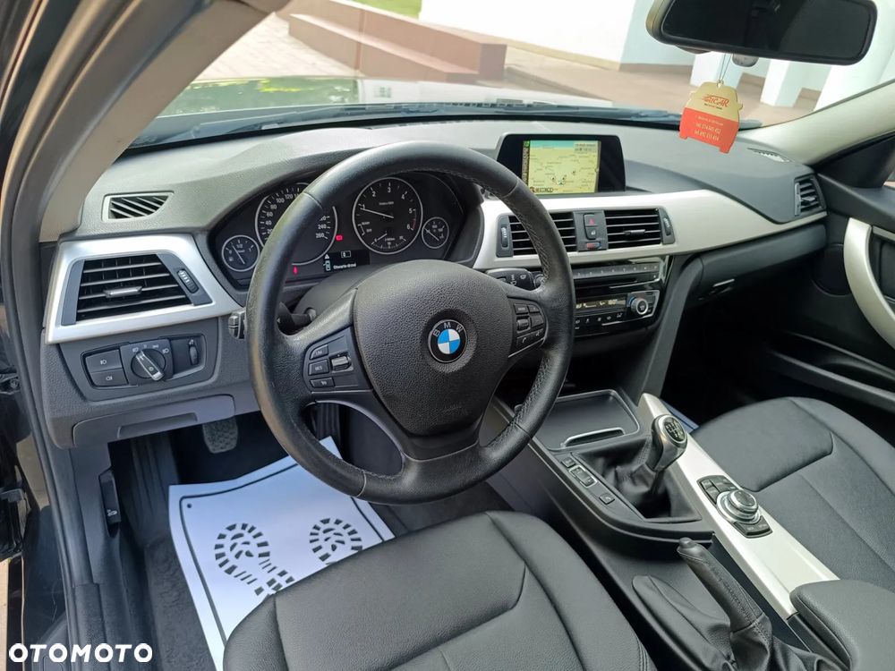 BMW Seria 3 318d Touring - 26
