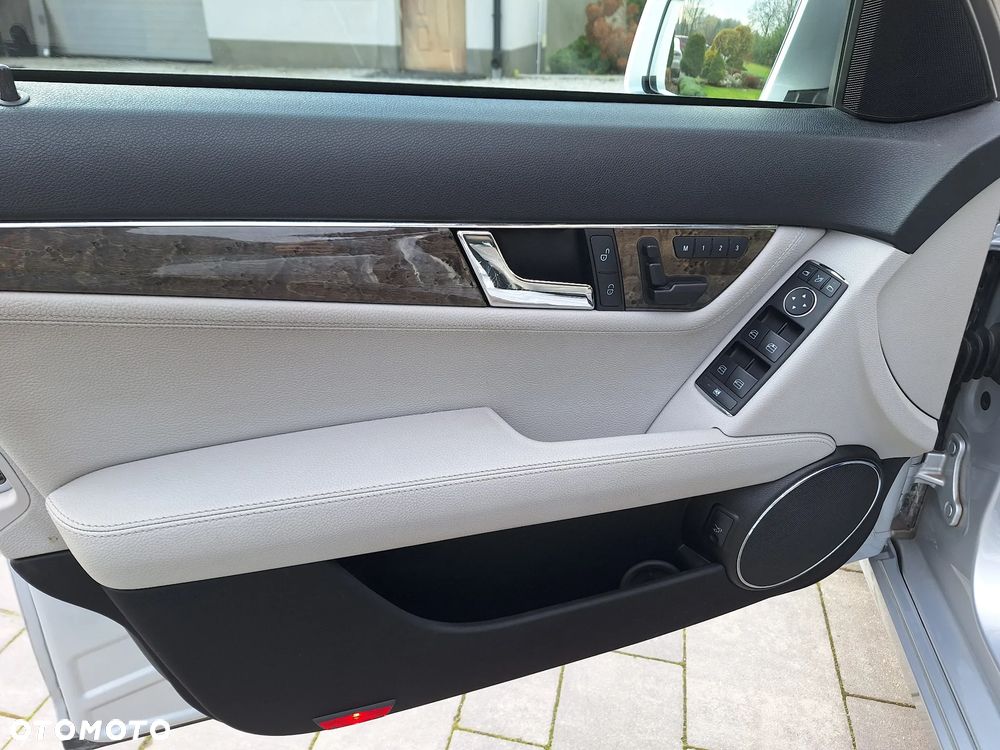 Mercedes-Benz Klasa C 250 CGI BlueEff Elegance - 21