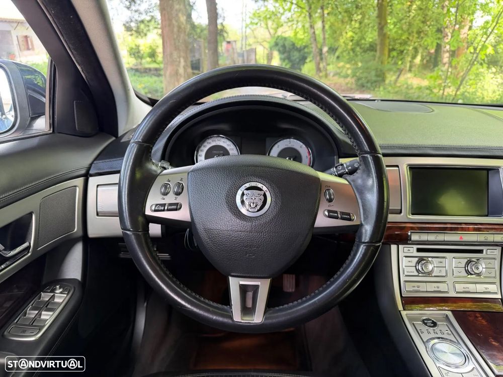 Jaguar XF 2.7 D V6 Premium Luxury - 19