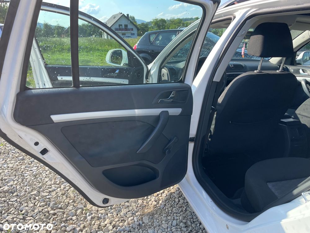 Skoda Octavia 1.6 Combi Style - 10
