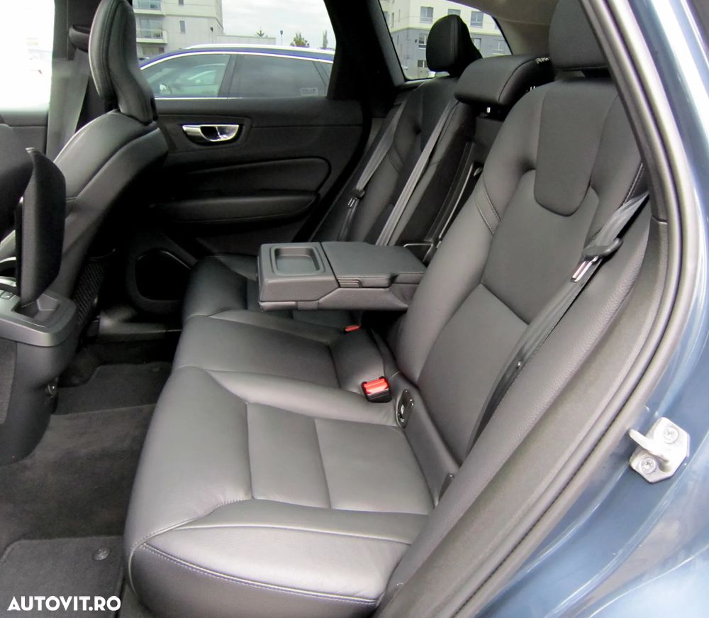 Volvo XC 60 B4 MHEV AT8 FWD Momentum Pro - 17