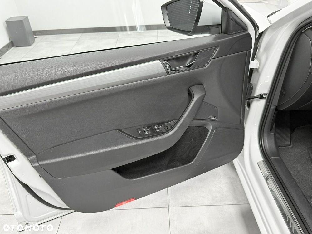 Skoda Superb 2.0 TDI DSG Sportline - 32