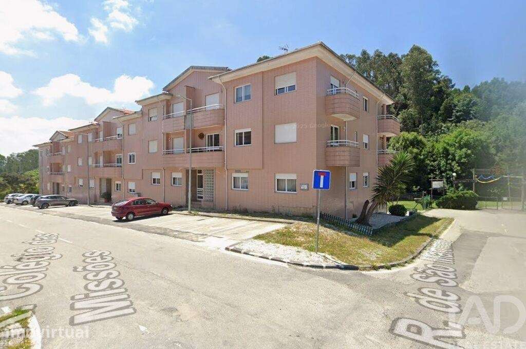 Apartamento T2 em Vila de Cucujães de 95 m2
