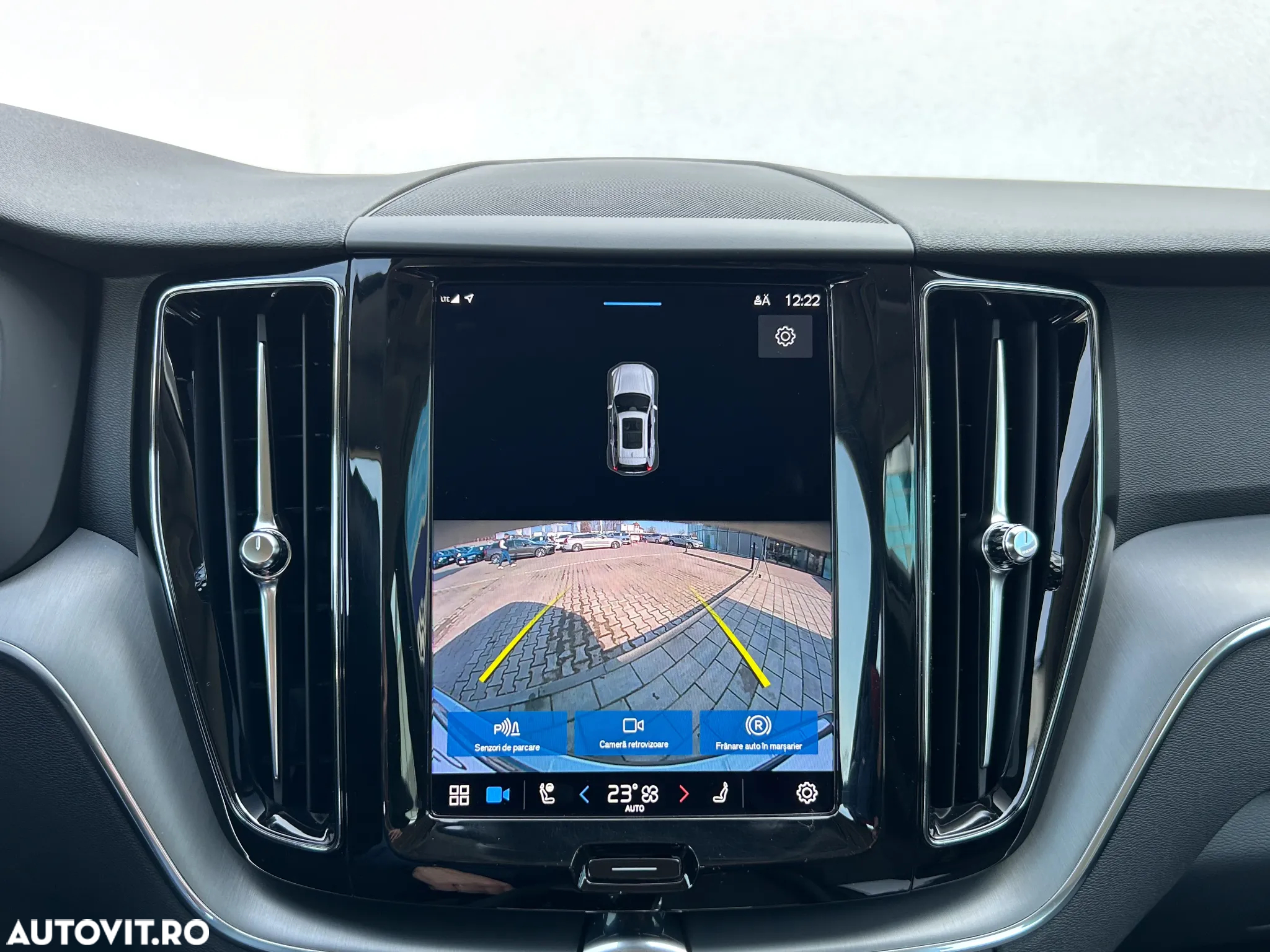 Volvo XC 60 B5 MHEV AT8 AWD Momentum Pro - 32