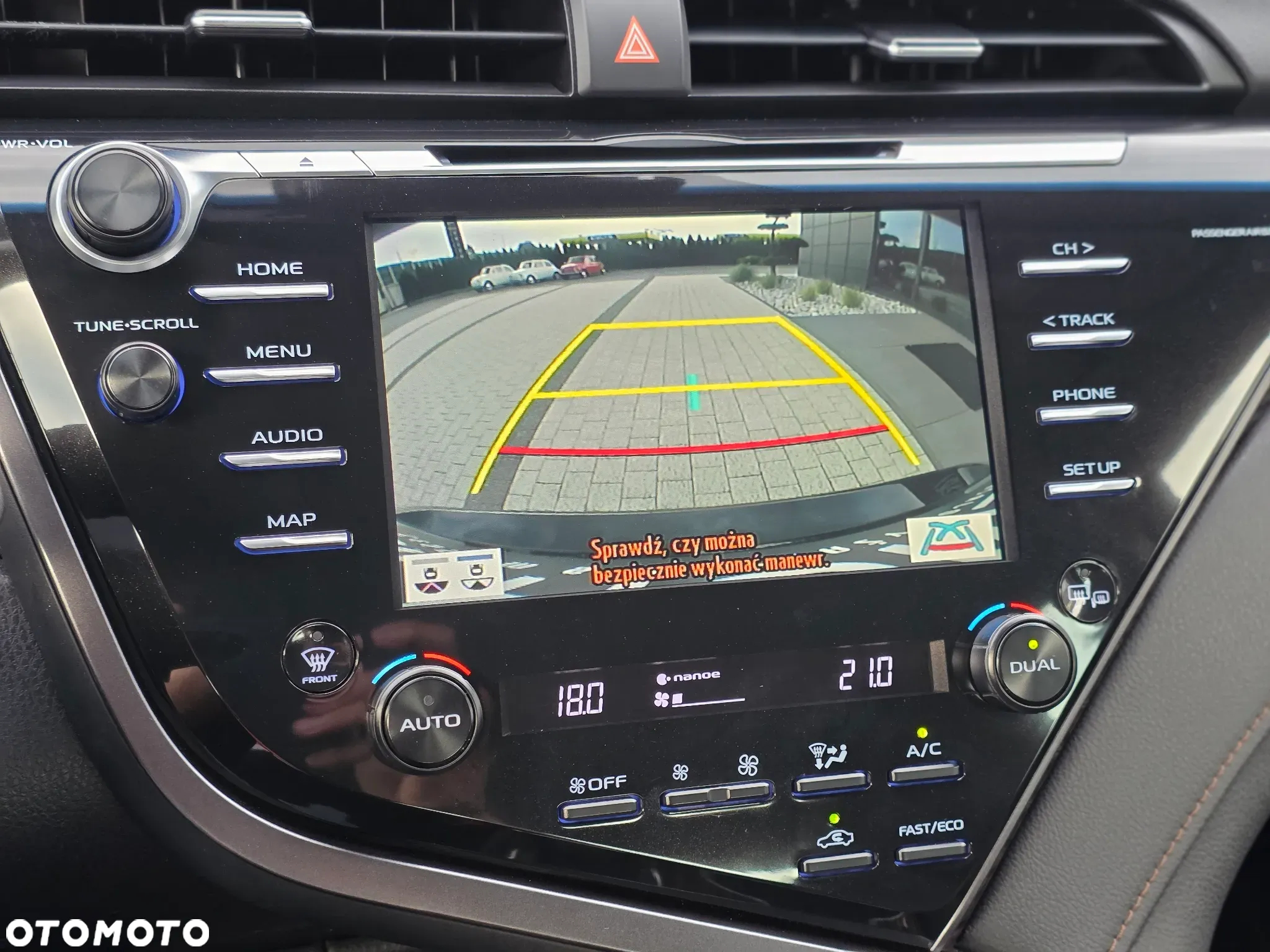 Toyota Camry 2.5 Hybrid Executive CVT - 16