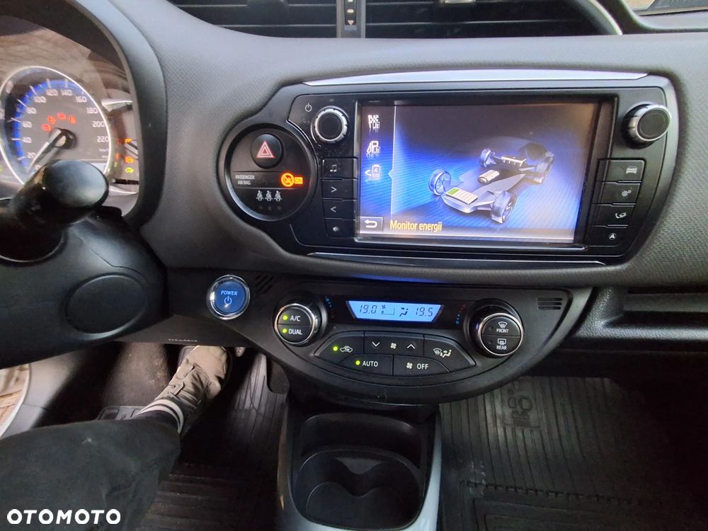 Toyota Yaris Hybrid 100 Active EU6 - 12
