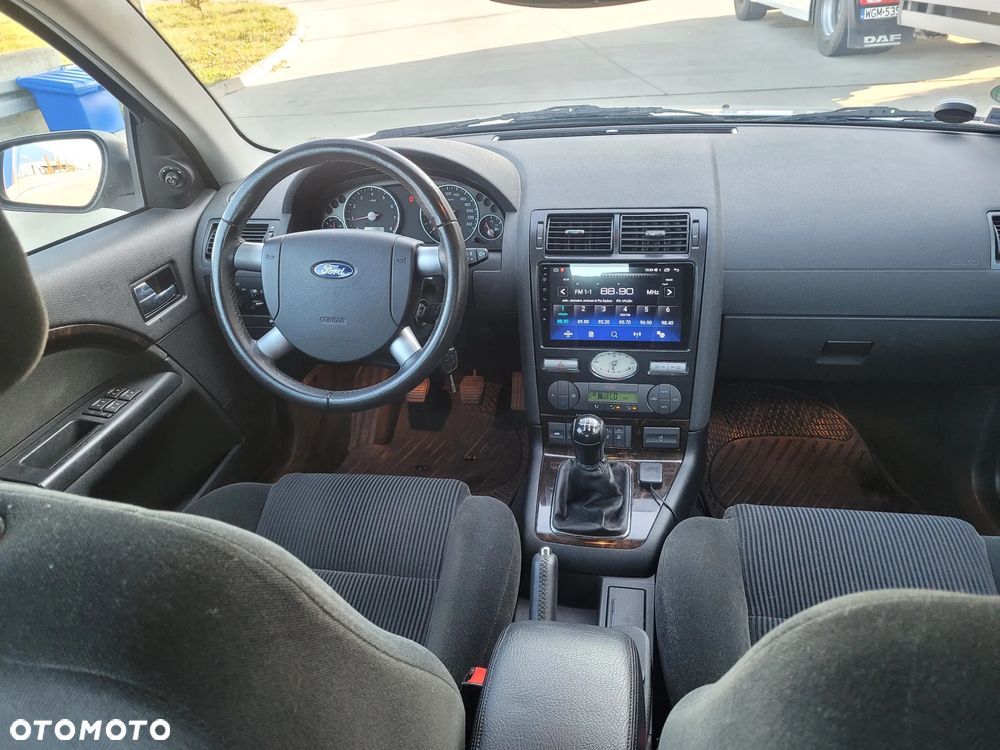 Ford Mondeo 1.8 Ghia - 10