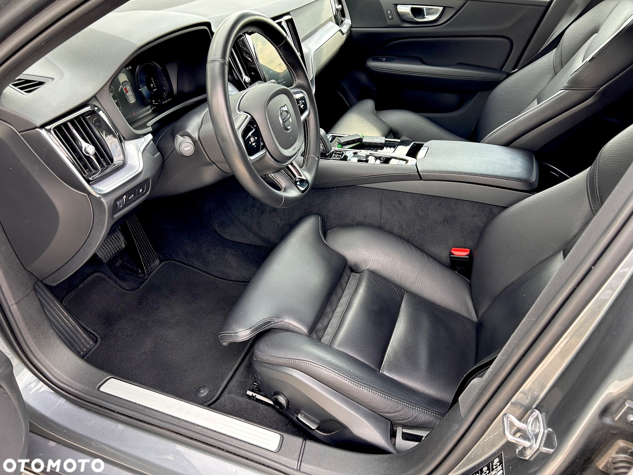 Volvo V60 T6 AWD Plug-In Hybrid Essential - 14