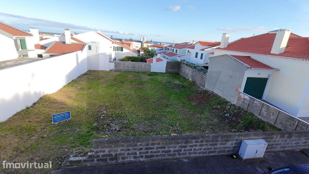 Terreno urbano com 382,5 m2, situado numa localização privilegiada - Grande imagem: 2/5