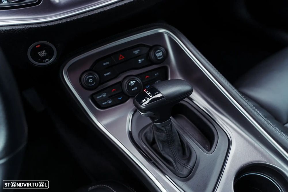 Dodge Challenger - 12